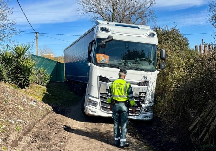 Un camionero polaco multiplica por ocho la tasa de alcohol y queda atascado en un camino por el que no podía acceder cerca de ParqueAstur